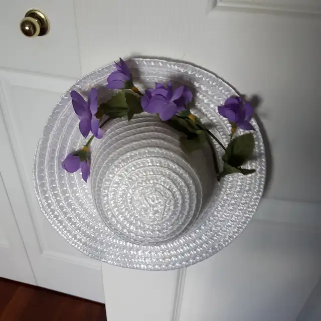 CHAPEAU NEUF BLANC À 6 FLEURES MAUVES 14'TOUR TETE FILLETTE$5.00