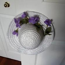 CHAPEAU NEUF BLANC À 6 FLEURES MAUVES 14'TOUR TETE FILLETTE$5.00