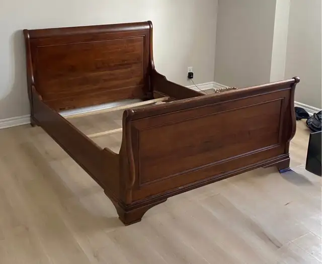 Queen size slaigh bedroom set