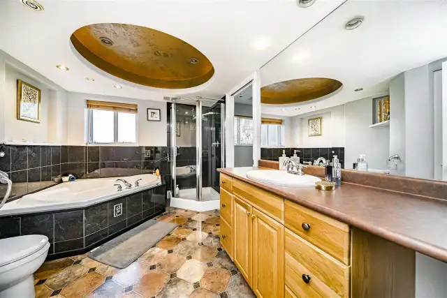 Spacious 2 Bedroom   Den Suite  with Private Entrance