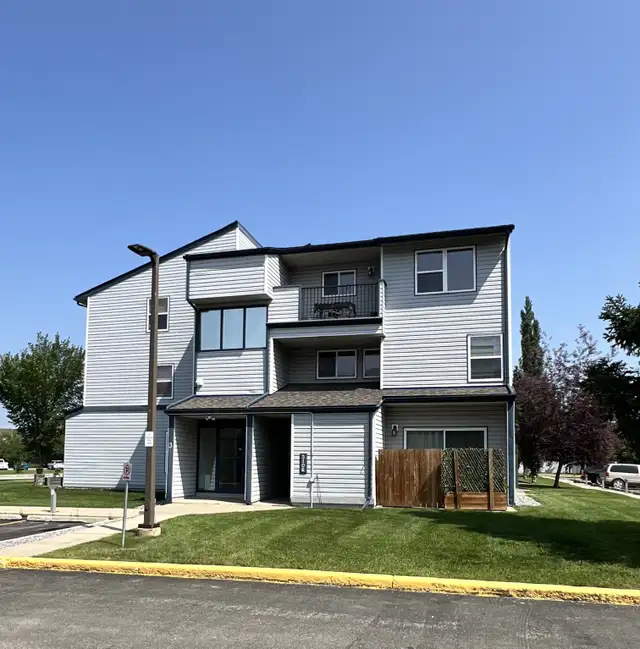 #8821 - Bachelor suite Available Sept 1st/ Rent $1150 h/w includ