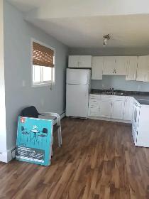 #8821 - Bachelor suite Available Sept 1st/ Rent $1150 h/w includ - Photo 2
