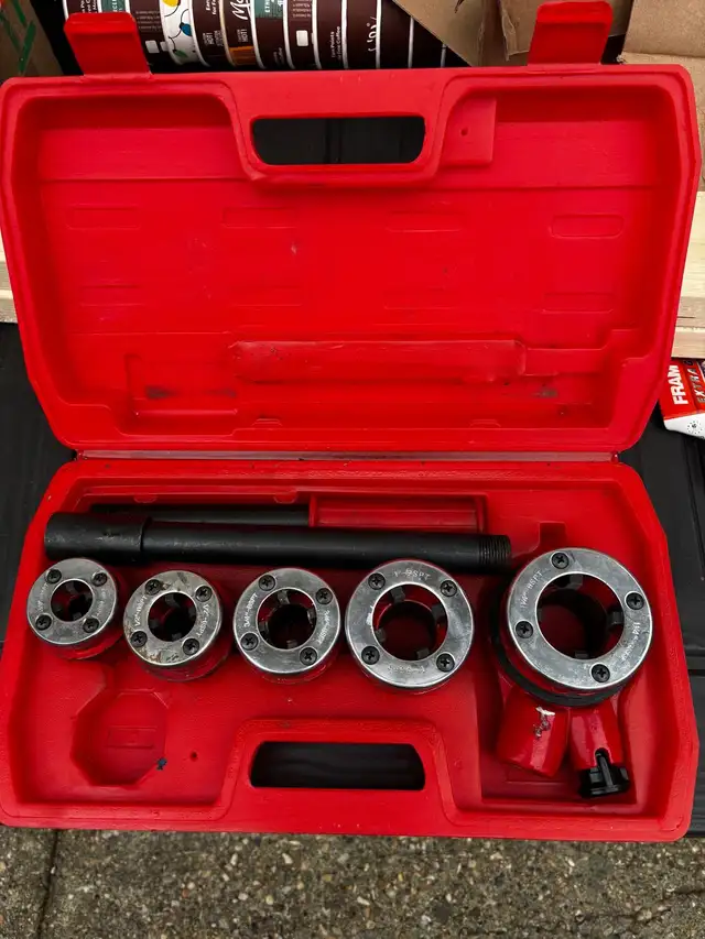 Ratchet pipe threader kit