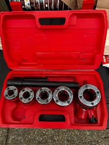 Ratchet pipe threader kit
