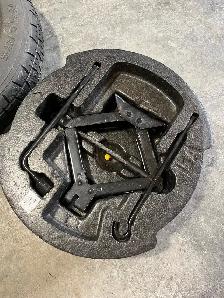 New 5 bolt Spare rubber with jack set - Photo 2