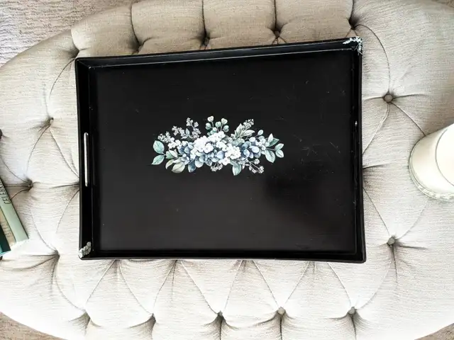 Tray upcycled in black, with a botanical floral design