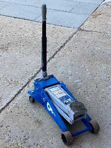 OTC LDJ35 Service Jack, 3.5 tons, 5" to 22" Lift, 78.5' reach - Photo 2