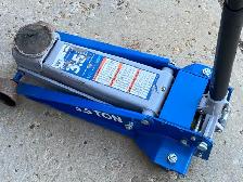 OTC LDJ35 Service Jack, 3.5 tons, 5" to 22" Lift, 78.5' reach - Photo 6