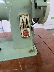 Singer 185J Sewing Machine - Photo 2