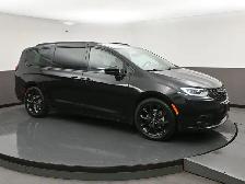 2025 Chrysler Pacifica Limited Leather, Sunroof, Captains Chairs
