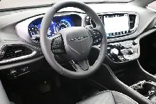 2025 Chrysler Pacifica Limited Leather, Sunroof, Captains Chairs - Photo 5