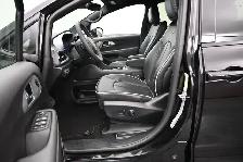 2025 Chrysler Pacifica Limited Leather, Sunroof, Captains Chairs - Photo 17