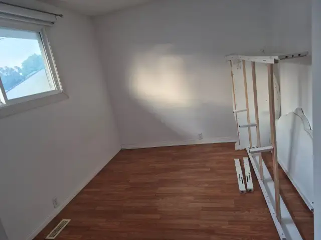 Room for rent walk to c train 10 mins to DT , Main floor