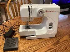 SINGER SEWING MACHINE FOR SALE