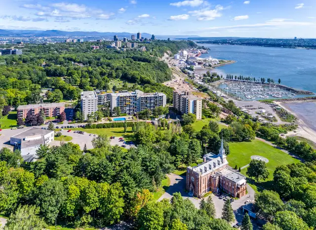4.5,Chauffé,Éclairé,VUE SUR LE FLEUVE,Entre UniversitéParlement