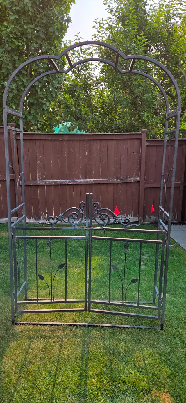 METAL GARDEN ARBOR W/GATE