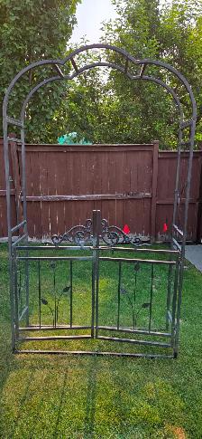 METAL GARDEN ARBOR W/GATE