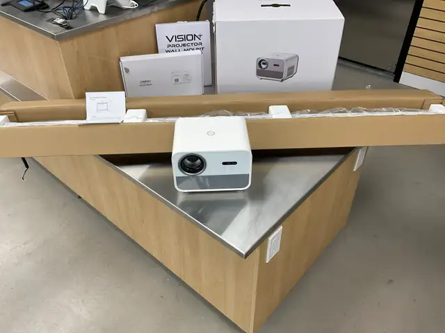 VISIONARY STUDIO EYE-XO2 PROJECTOR W/ 72" GALAXY ANTILOCK SCREEN