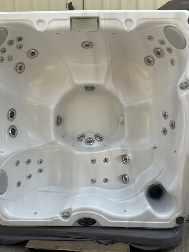 2012 Jacuzzi J235 5-6 Adult Hot Tub with Lay Down Lounge &Stereo