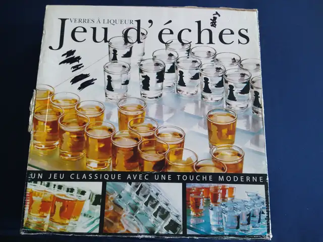 Jeu d'échec avec verre à boisson