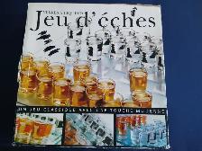 Jeu d'échec avec verre à boisson