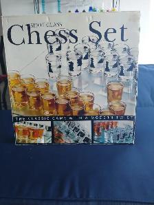 Jeu d'échec avec verre à boisson - Photo 2