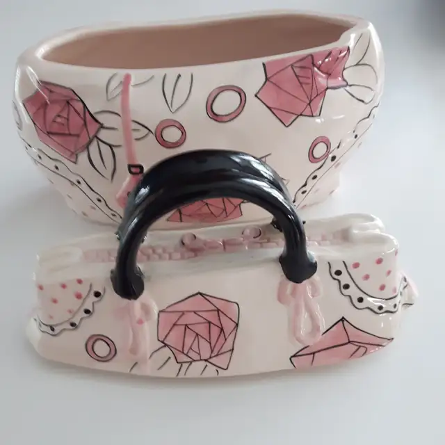 GRAND CONTENANT CÉRAMIQUE BLANC,ROSE NOIR 12'LARx9'HAUT: $20.00