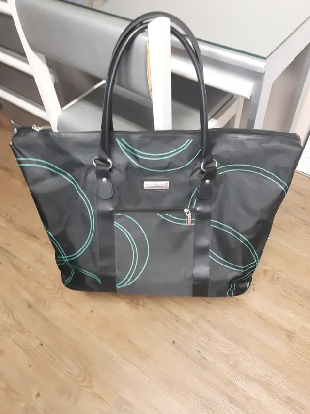 BEAU SAC NEUF À VOYAGE NOIR VERT AIR CANADA 16'x23'LARG: $25.00
