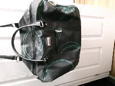 BEAU SAC NEUF À VOYAGE NOIR VERT AIR CANADA 16'x23'LARG: $25.00 - Photo 2