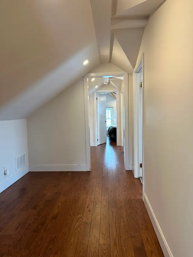 ATTN STUDENTS‼️ Steps To Downtown, River & AVAILABLE | 5  Bdrm