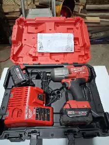 Milwaukee M18 High Torque fuel 1/2 inch impact wrench kit - Photo 3