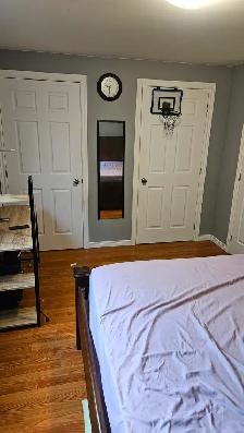 2 Rooms available for rent on College Ave W, near University.