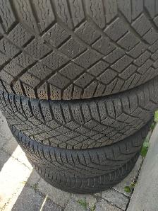 255-40R21x4 pneus hiver Continental Viking Contact comme neufs.