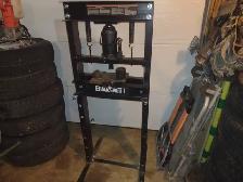 Presse hydraulique d'atelier 20 tonnes MR. BLACK SMITH