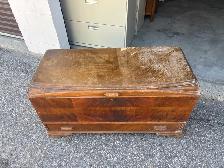 Free delivery antique circa 1940 Boshart Cedar Chest - Photo 6
