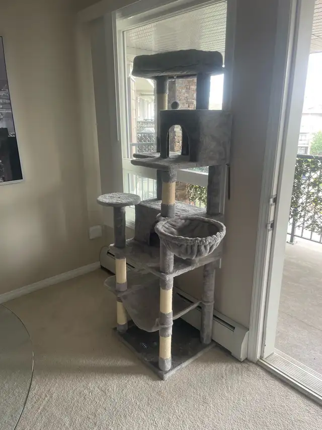 Furhaven Extra Large Cat Stand (New)