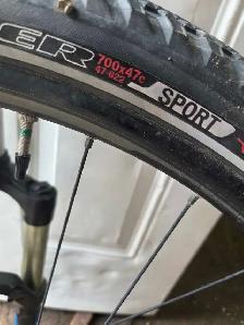 thru  forks with 700x wheels and tire - Photo 2