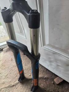 thru  forks with 700x wheels and tire - Photo 3
