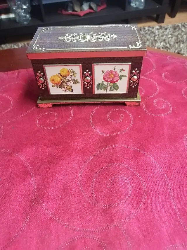 Jewelry box