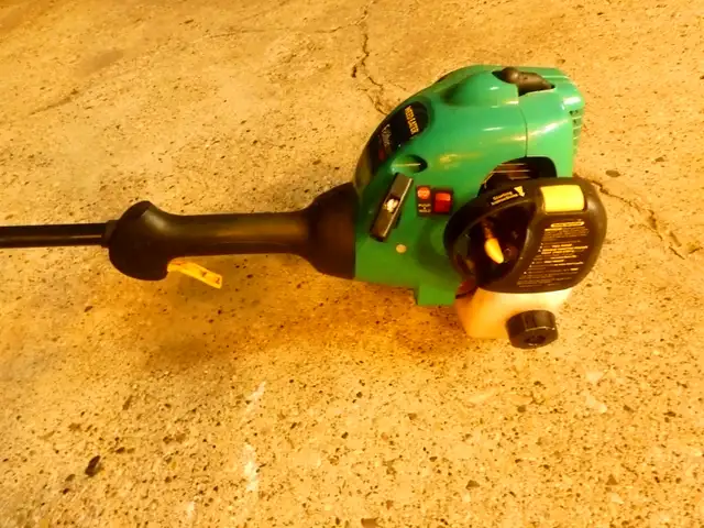 Weed Eater FeatherLite Xtreme Gas String Trimmer FX26S