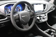 2025 Chrysler Pacifica Limited - Call 902-466-9550 Apple Carplay - Photo 5