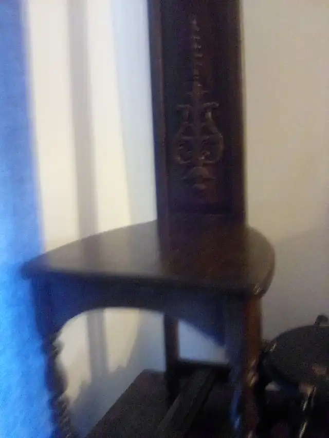 Petite CHAISE en Bois a Vendre.125$
