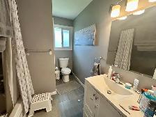 NORTH END Main Floor 3 Bedroom Apartment! - Photo 12