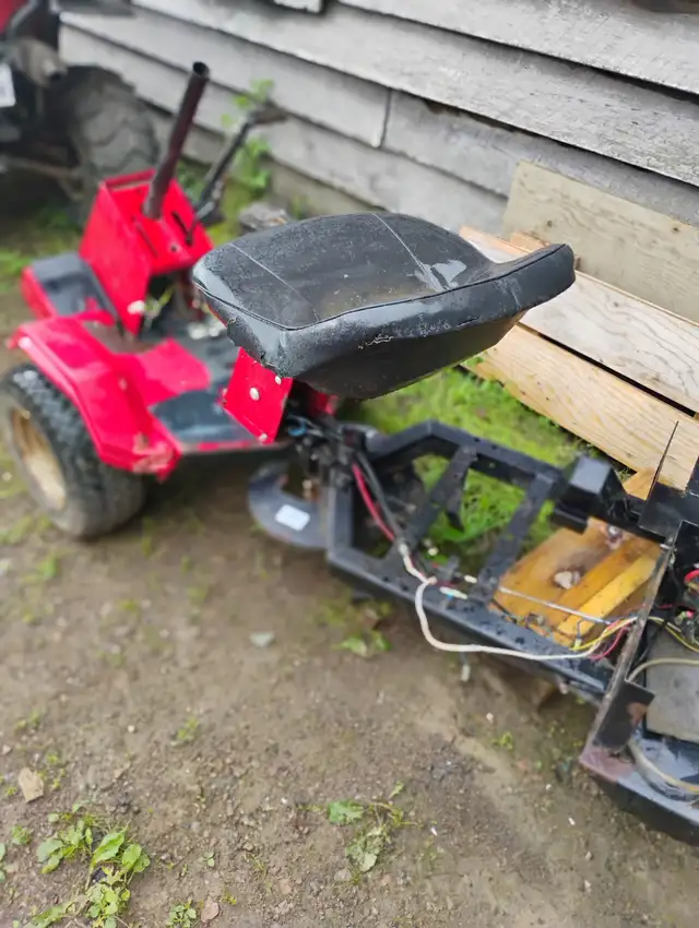 frame de tracteur a gazon (pas moteur ect...