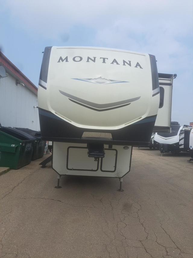 – Luxury Fifth Wheel – Loaded & Stored Indoors!