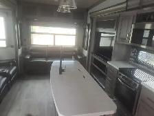– Luxury Fifth Wheel – Loaded & Stored Indoors! - Photo 5