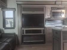 – Luxury Fifth Wheel – Loaded & Stored Indoors! - Photo 10