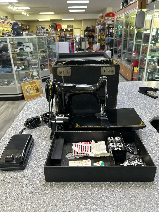 Singer 221 Featherweight Sewing Machine 3-110 with box