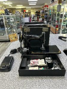 Singer 221 Featherweight Sewing Machine 3-110 with box