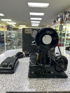 Singer 221 Featherweight Sewing Machine 3-110 with box - Photo 6